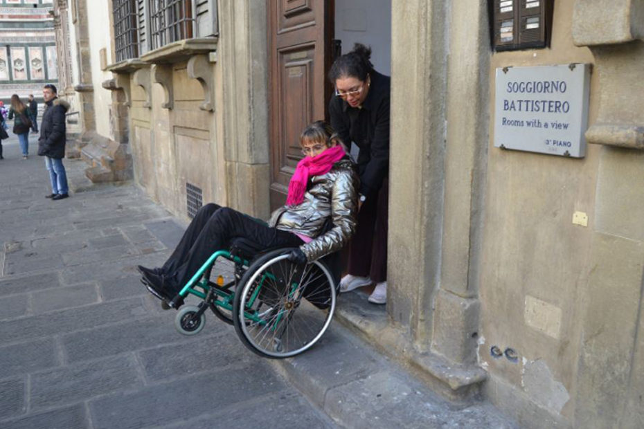 entrata inaccessibile al museo del Bigallo