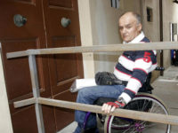 protesta dei disabili in piazza contro le barriere architettoniche