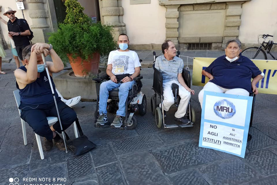 manifestazione dei disabili gravi davanti alla sede della Giunta Regionale Toscana