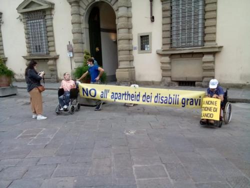 manifestazione dei disabili gravi davanti alla sede dellaGiunta Regionale Toscana-03